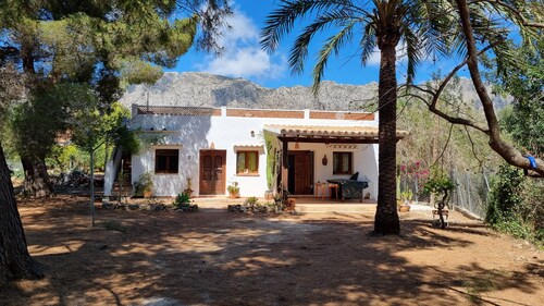 Peaceful and relaxing rustic house with a spacious garden surrounded by trees.