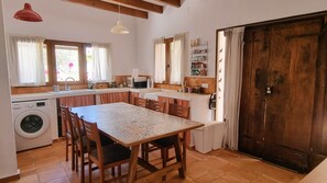 Een magnetron, een oven, een kookplaat, een vaatwasser