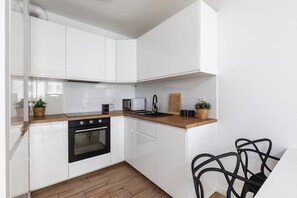 Comfort Condo | Private kitchenette | Cookware/dishes/utensils