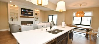 Luxury Townhouse near Notre Dame with Fireplace & Pit (1418)