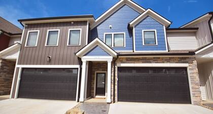 Luxury Townhouse near Notre Dame with Fireplace & Pit (1418)