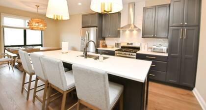 Luxury Townhouse near Notre Dame with Fireplace & Pit (1418)