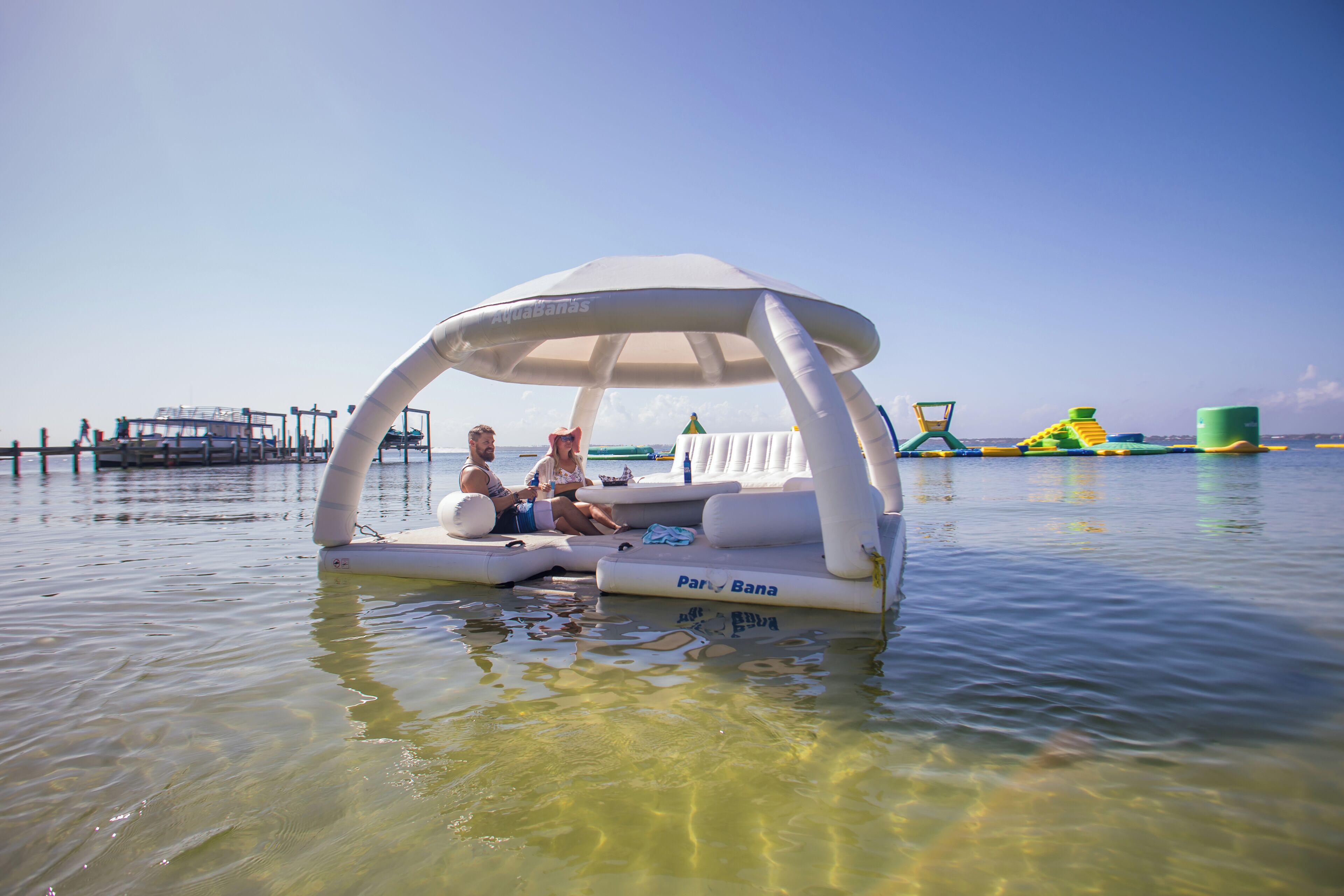 Une plateforme flottante dotée d’un auvent, portant l’inscription « Pari Bana », sur une étendue d’eau.