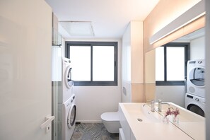 Douche, séchoir à cheveux, serviettes fournies, papier de toilette