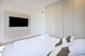 2 habitaciones, escritorio y tabla de planchar con plancha 