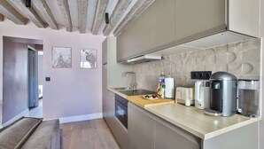 Wasserkocher mit Kaffee-/Teezubehör, Kühlschrank, Mikrowelle, Ofen