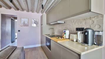 Fridge, oven, stovetop, coffee/tea maker