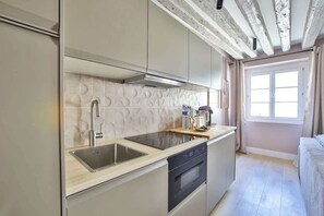 Een koelkast, een oven, een kookplaat, een koffiezetapparaat/waterkoker