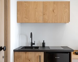 Microondas, placa de cocina y máquina de café espresso