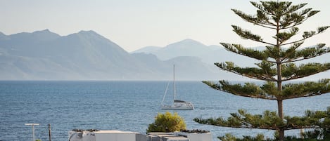 Suíte com design assinado, vista para o mar | Terraço/pátio