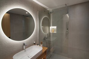 Suite estándar | Baño | Ducha y cabezal de ducha tipo lluvia