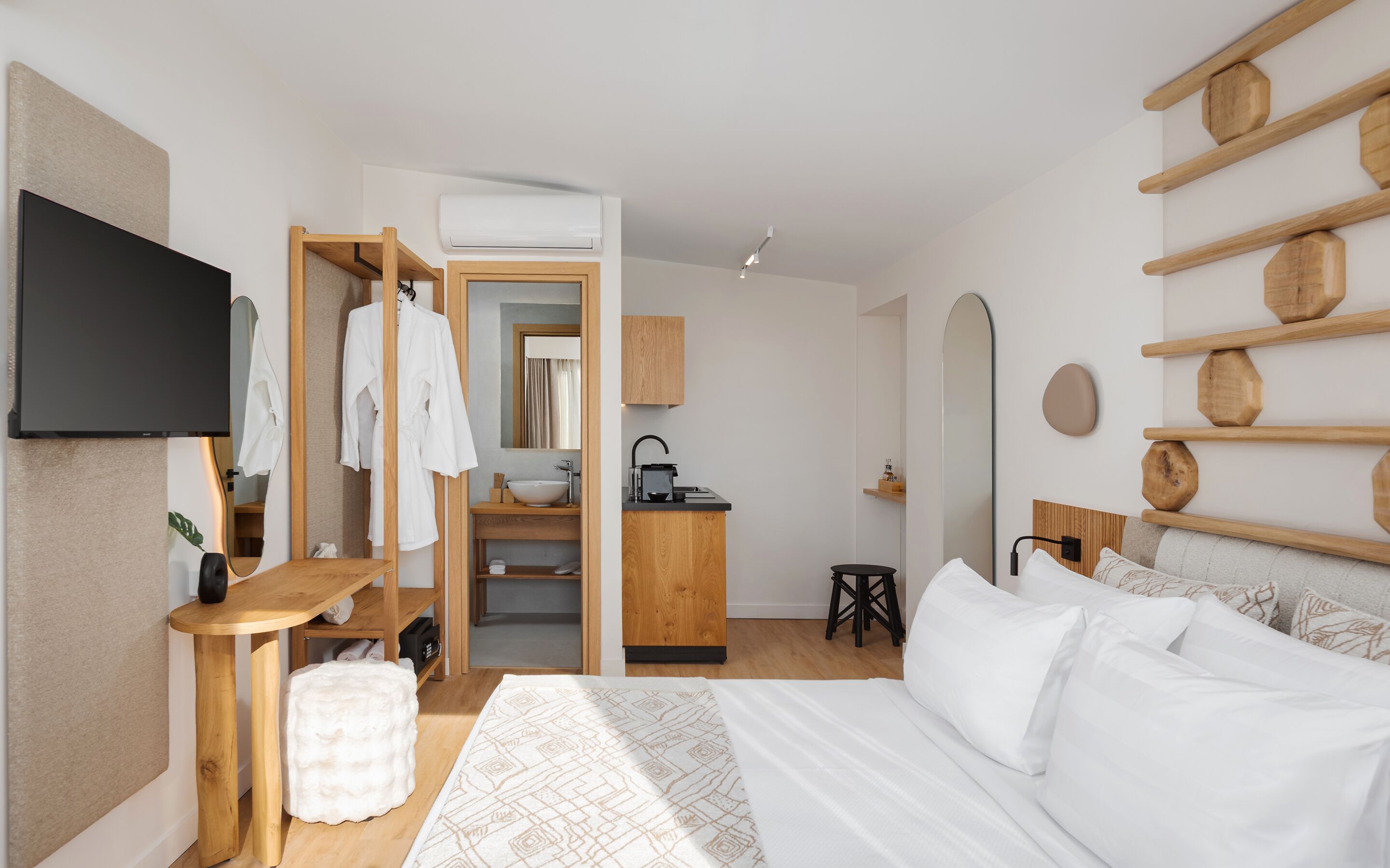 Un dormitorio moderno con cama, mesita de noche y un armario de madera.