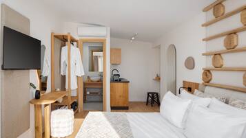 Un dormitorio moderno con cama, mesita de noche y un armario de madera.