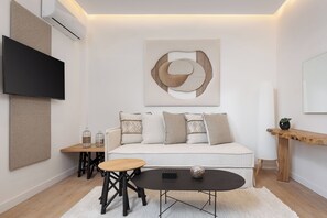 Family Suite | Living area | 32-inch Smart TV with cable channels, Netflix, streaming services