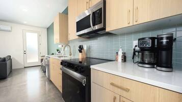 Een koelkast, een microgolfoven, een oven, een kookplaat