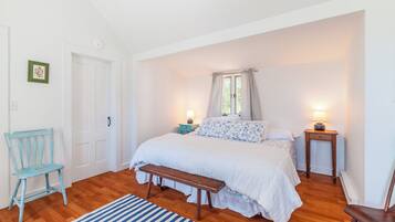 3 bedrooms, iron/ironing board, internet, bed sheets