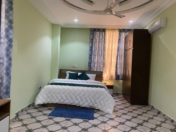 2 bedrooms, desk, iron/ironing board, WiFi