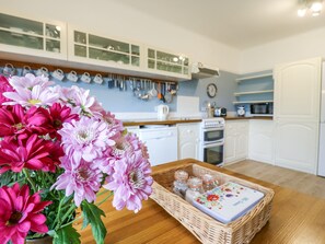 Cottage | Private kitchen | Dishwasher, cookware/dishes/utensils - Little Danns (Hailsham)