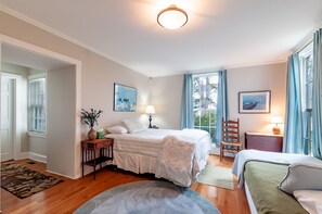 4 bedrooms, iron/ironing board, Internet, bed sheets