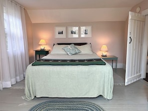 5 bedrooms, iron/ironing board, Internet, bed sheets