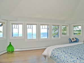 6 bedrooms, iron/ironing board, Internet, bed sheets