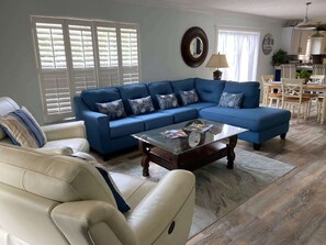 TV - Courtyard Villa with Spa in Belvedere (The Villages)