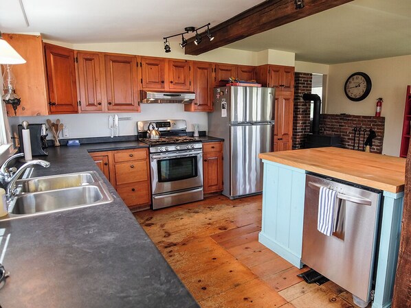 Fridge, microwave, dishwasher, coffee/tea maker