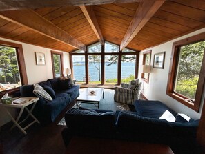 Televisión y oficina 