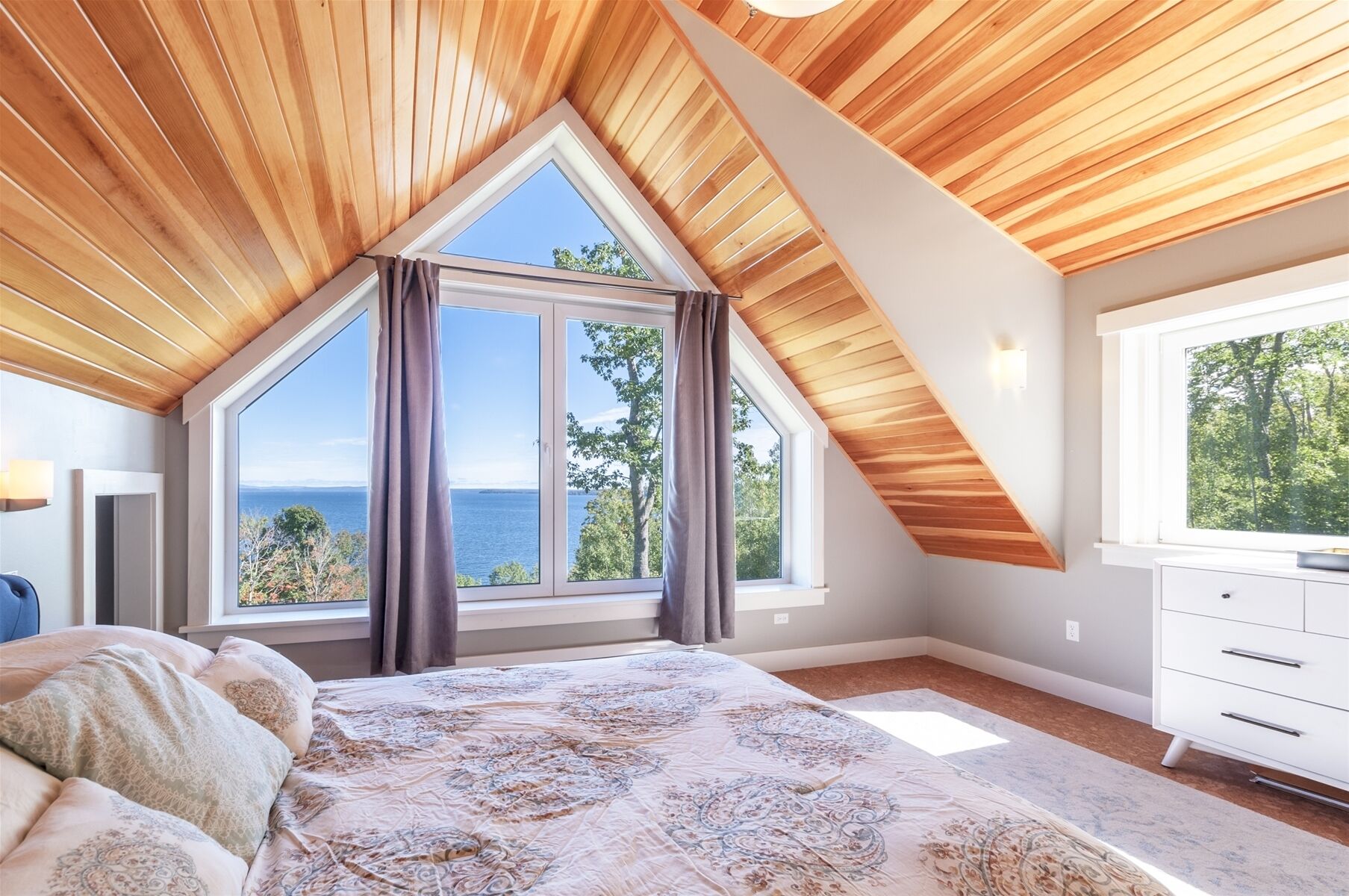 4 bedrooms, desk, iron/ironing board, internet