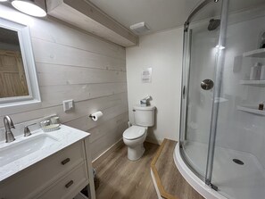 Ducha, secador de pelo y toallas