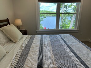 4 bedrooms, iron/ironing board, internet, bed sheets