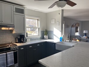 Kjøleskap, mikrobølgeovn, kokeplater og oppvaskmaskin