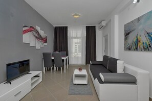 公寓, 城市景观 | 客厅 | 32-英寸LED 电视（配备卫星频道）