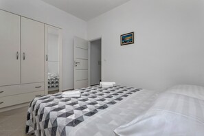 2 habitaciones, escritorio y espacio para trabajar con laptop 