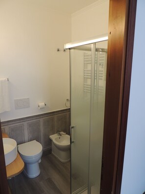 Quarto casal superior, banheiro privativo (Camera 1) | Banheiro | Produtos de toalete grátis, secador de cabelo, bidê, toalhas de banho