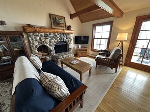 Una televisión, una chimenea