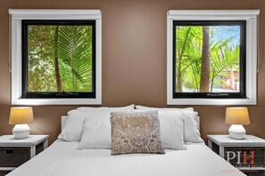 5 bedrooms, desk, iron/ironing board, travel cot