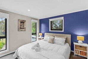 5 bedrooms, desk, iron/ironing board, travel crib