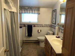 Douche, séchoir à cheveux, serviettes fournies