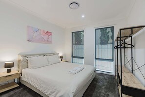 6 bedrooms, desk, iron/ironing board, travel crib