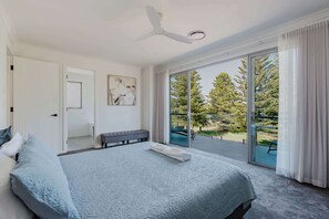 6 bedrooms, desk, iron/ironing board, travel crib