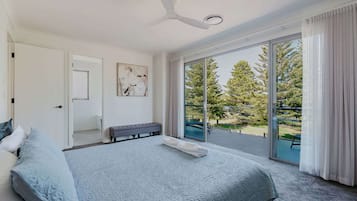 6 Schlafzimmer, Schreibtisch, Bügeleisen/Bügelbrett, Reisekinderbett