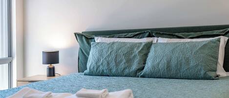 6 bedrooms, desk, iron/ironing board, travel cot