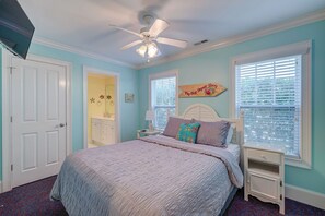 6 bedrooms, desk, iron/ironing board, free WiFi