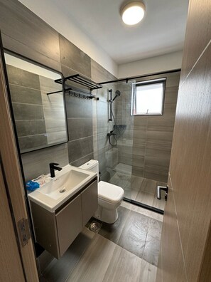 مجففات شعر، مناشف، صابون، ورق حمّام