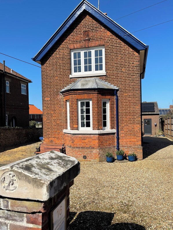 Exterior - Old coastguard's station, cosy, romantic, cute ,victorian house.EV,Parking,Pet. (Wells-next-the-Sea)