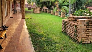 Standard Room, 1 King Bed | Garden view - Mumo Lodge (eManzana)