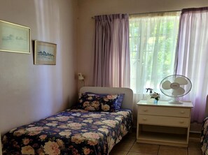 Economy Twin Room | Free WiFi, bed sheets - Mumo Lodge (eManzana)