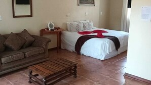 Standard Room, 1 King Bed, Bathtub | Free WiFi, bed sheets - Mumo Lodge (eManzana)