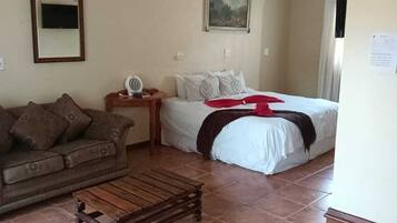 غرفة عادية - سرير ملكي - بحوض استحمام | 4 عدّة غرف نوم وواي فاي مجانًا وملاءات أسرّة